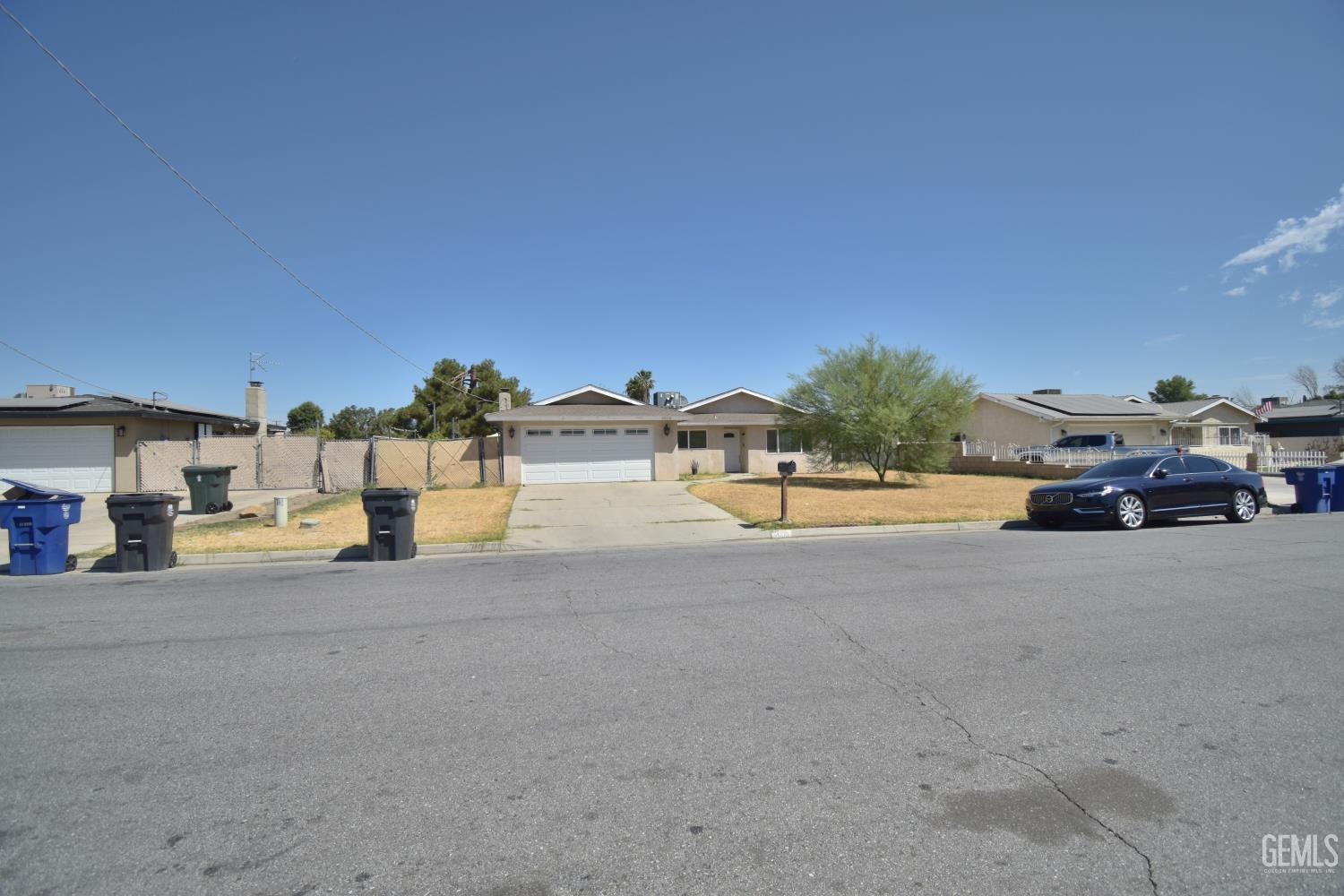 Single Family Residence in Bakersfield, photo 2 of 30