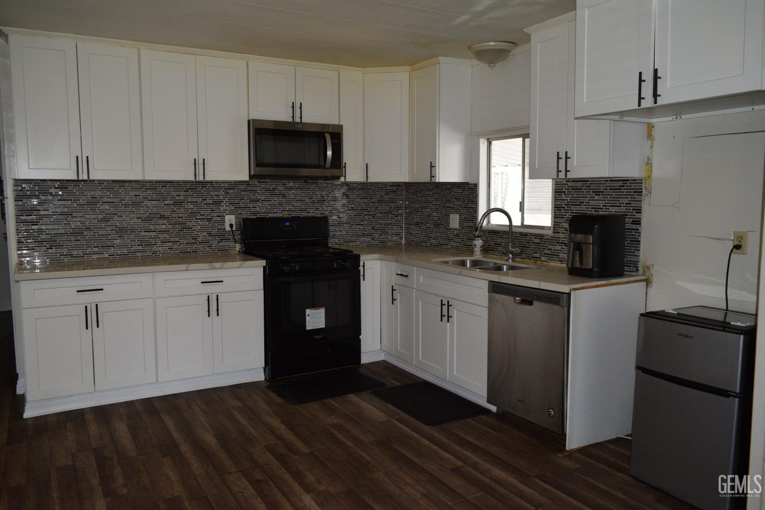 Mobile Home in Bakersfield, photo 5 of 17