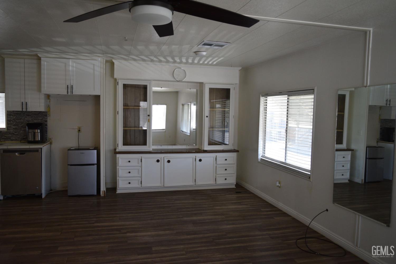 Mobile Home in Bakersfield, photo 4 of 17