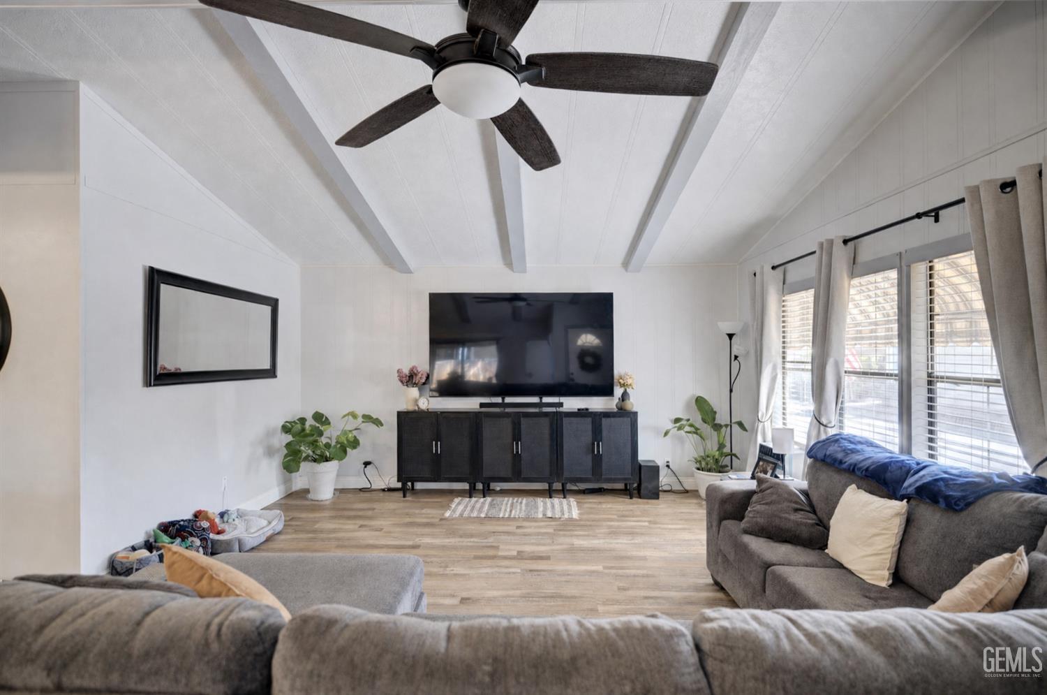 Manufactured Home in Bakersfield, photo 4 of 27