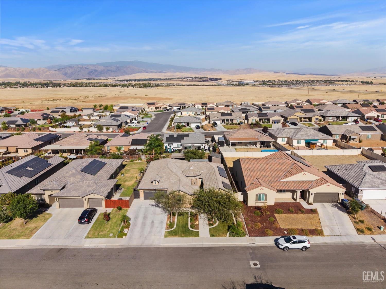 Single Family Residence in Bakersfield, photo 4 of 37