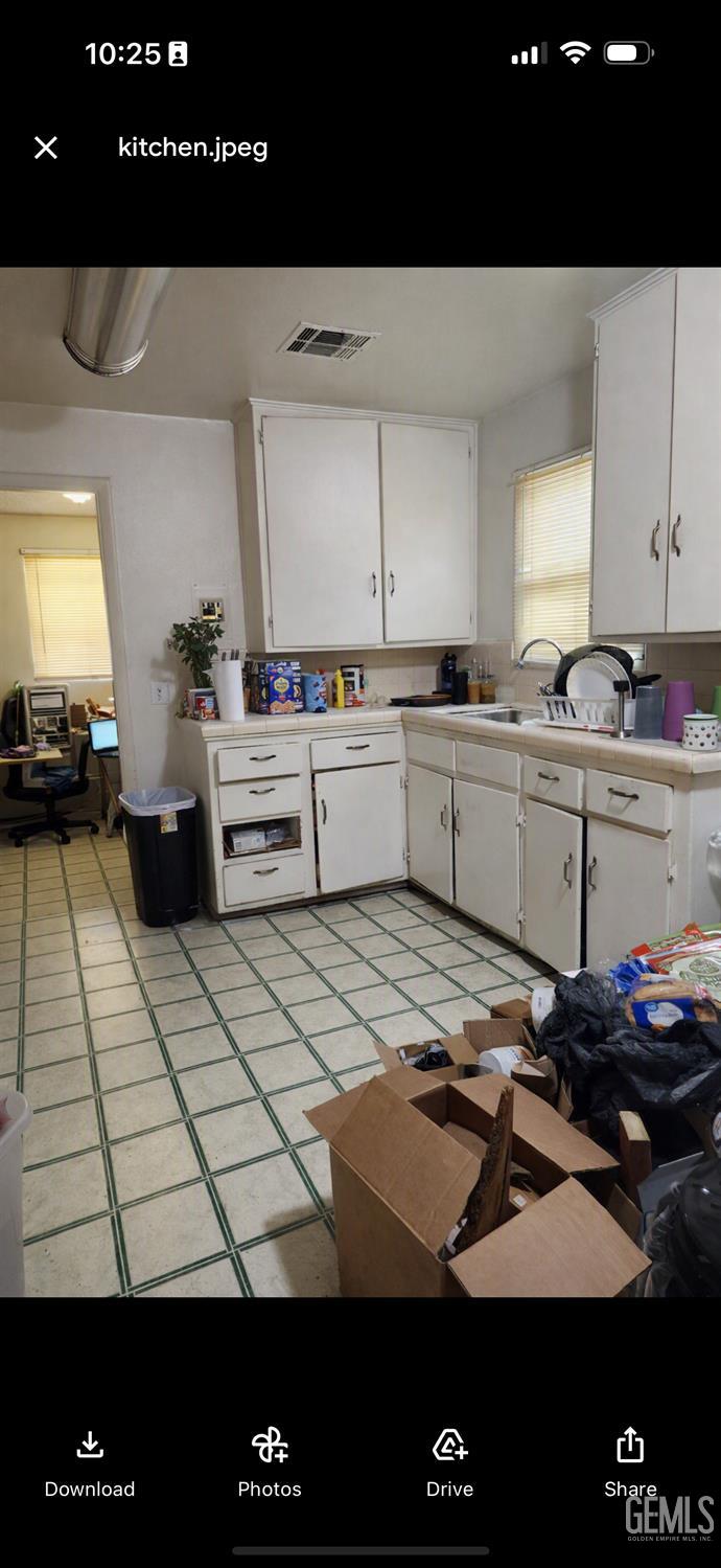 Single Family Residence in Bakersfield, photo 5 of 9