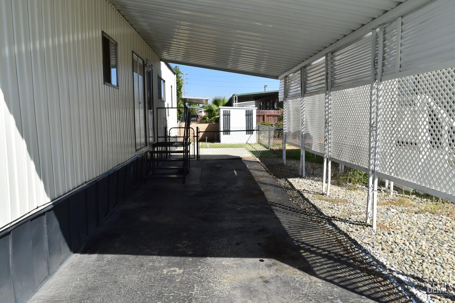 Mobile Home in Bakersfield, photo 2 of 17