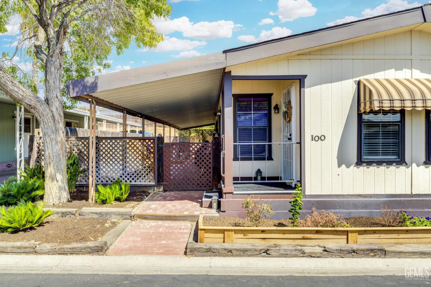 Manufactured Home in Bakersfield, photo 3 of 27