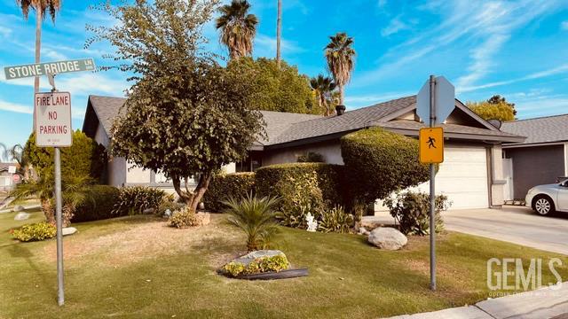 Single Family Residence in Bakersfield, photo 4 of 45