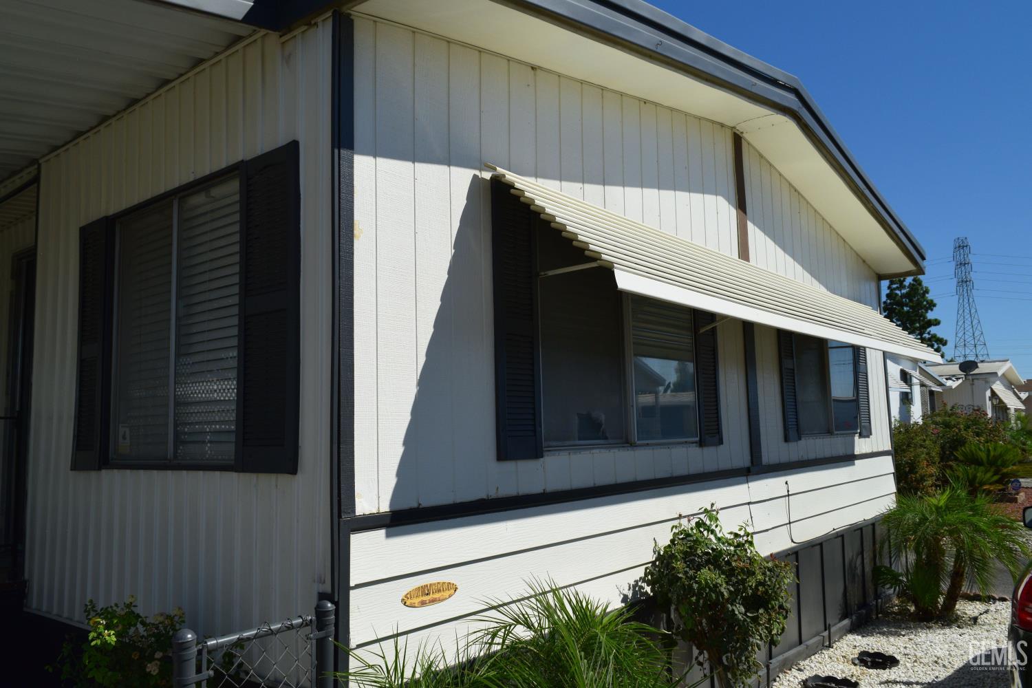 Mobile Home in Bakersfield, photo 3 of 17