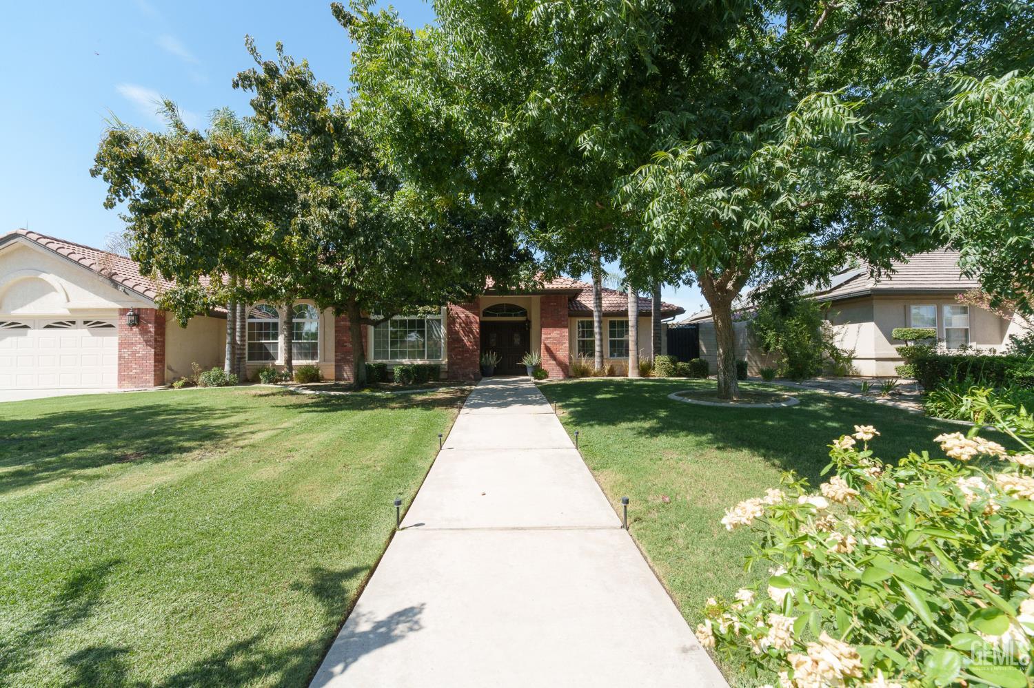 Single Family Residence in Bakersfield, photo 2 of 35