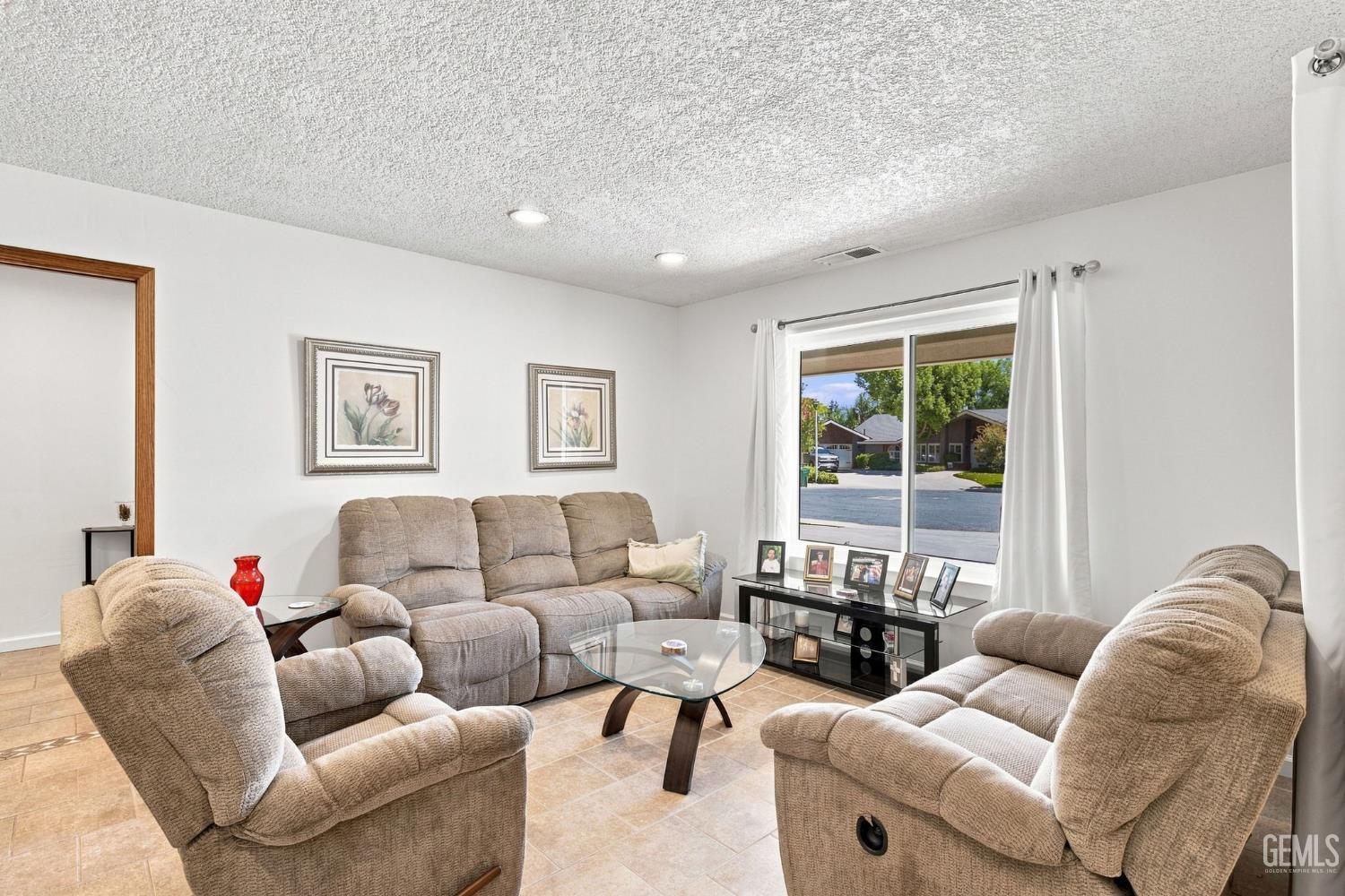 Single Family Residence in Bakersfield, photo 5 of 34