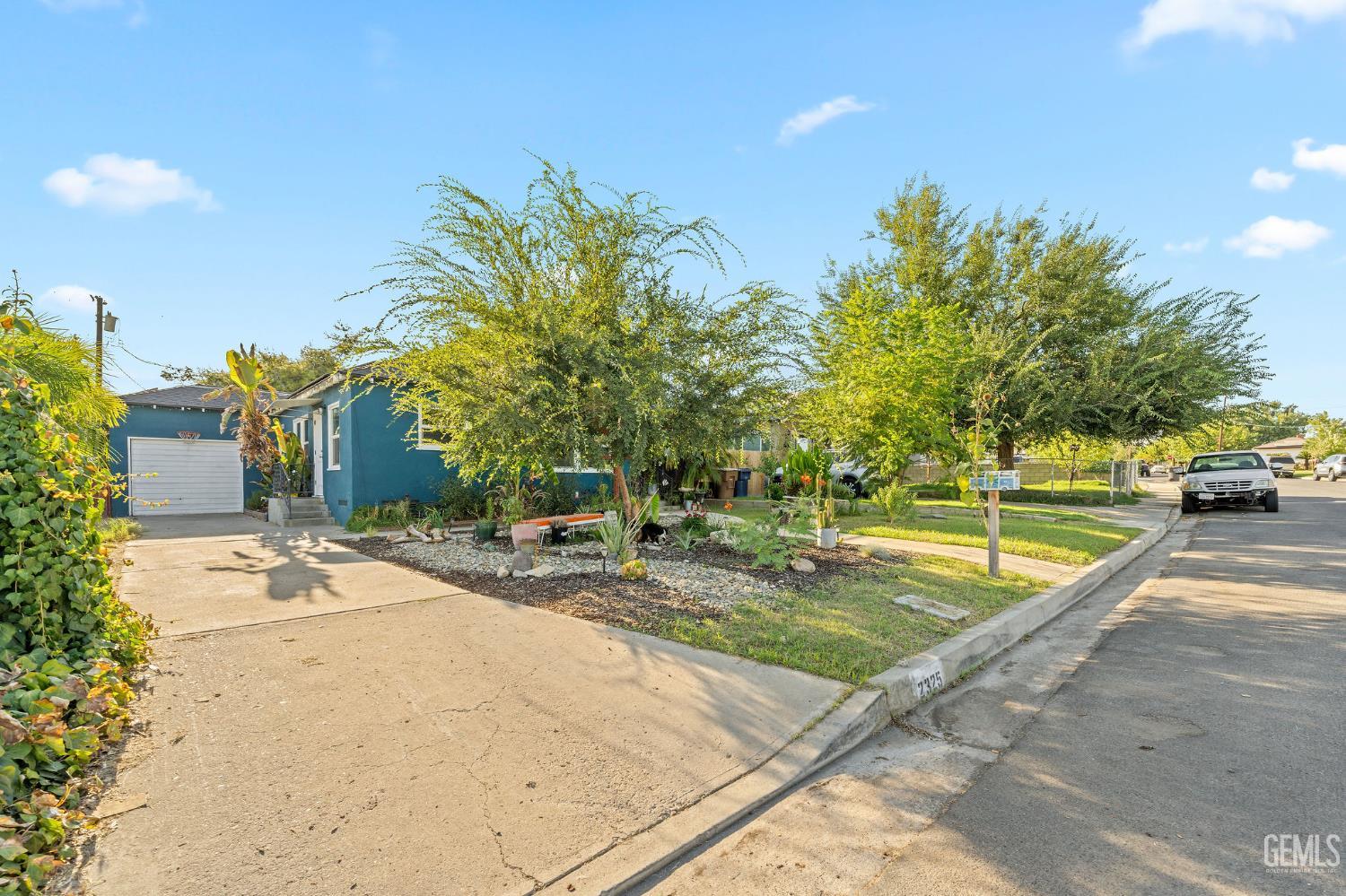 Single Family Residence in Bakersfield, photo 3 of 23