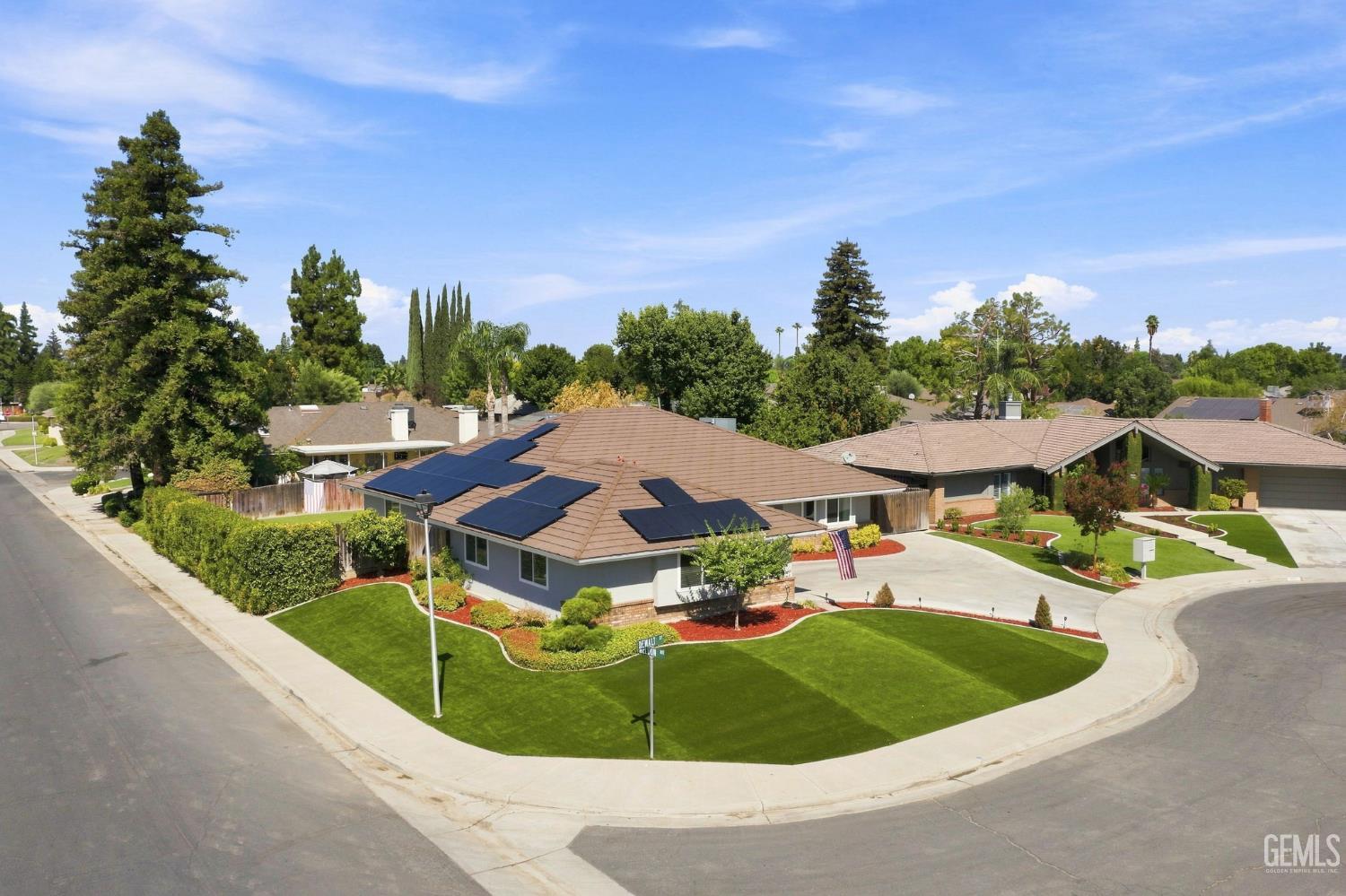 Single Family Residence in Bakersfield, photo 2 of 34