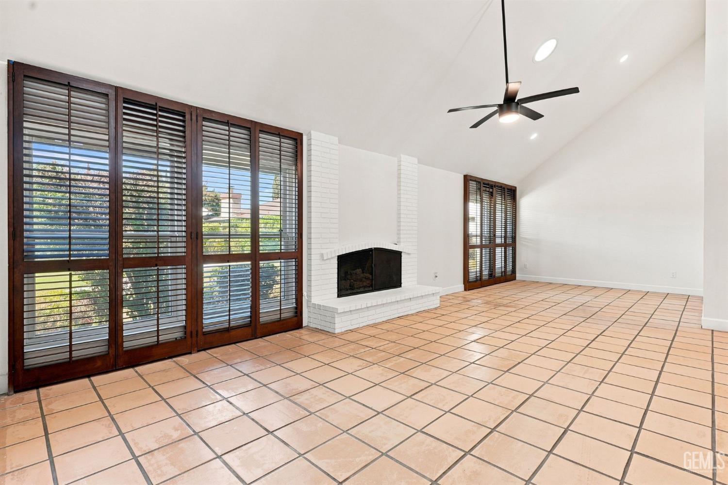 Condominium in Bakersfield, photo 4 of 29