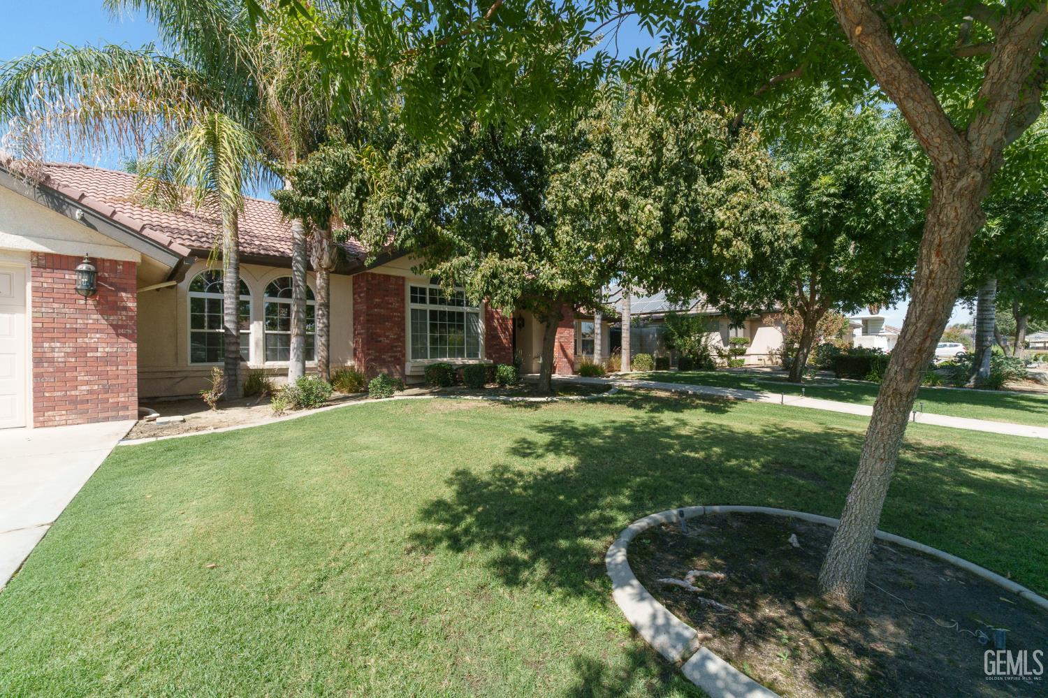 Single Family Residence in Bakersfield, photo 4 of 35