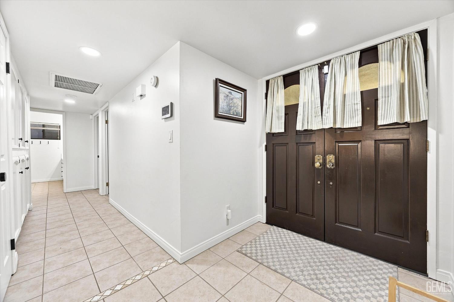 Single Family Residence in Bakersfield, photo 5 of 47