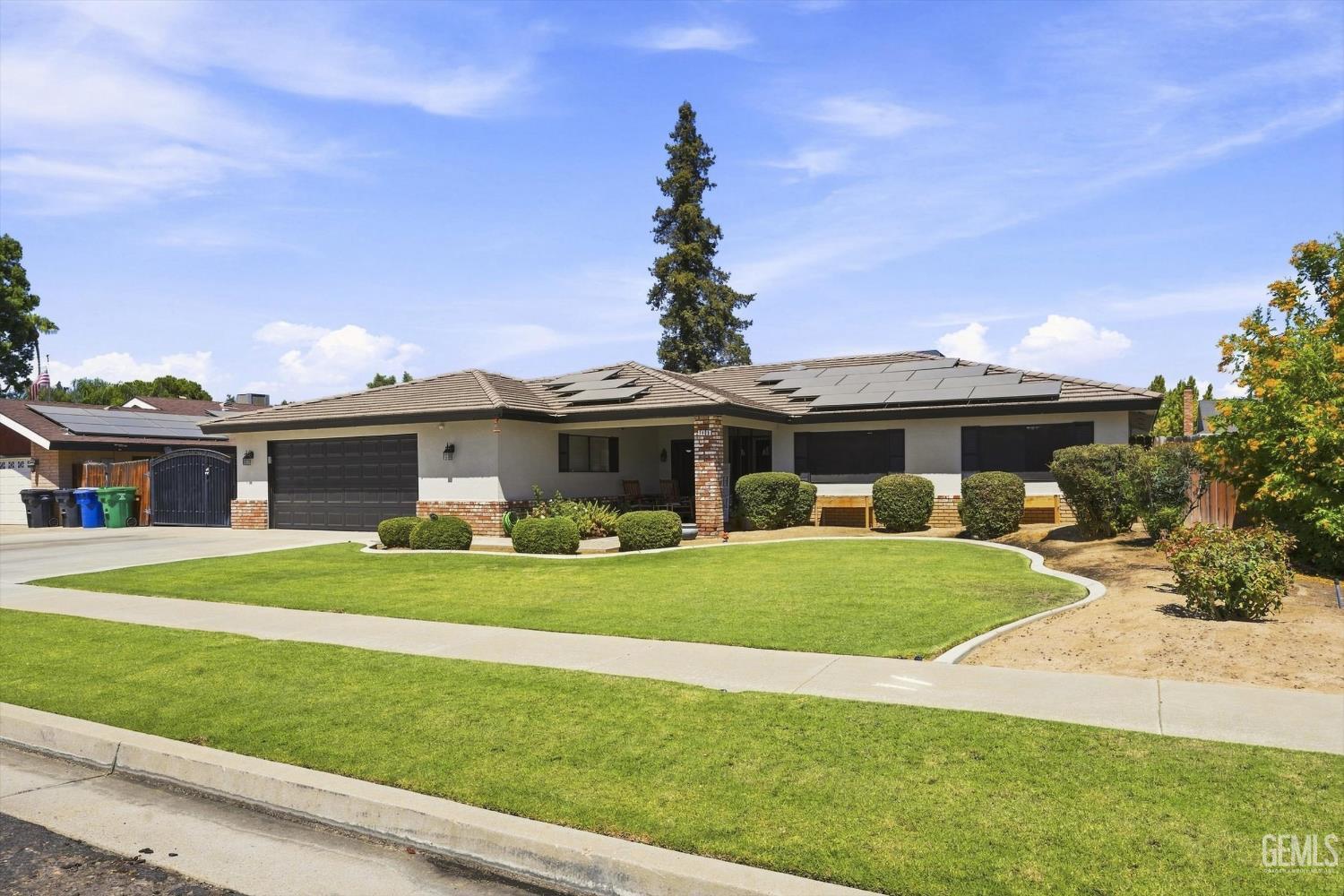 Single Family Residence in Bakersfield, photo 3 of 47