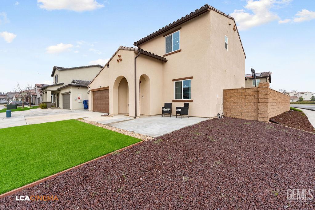 Single Family Residence in Bakersfield, photo 5 of 37