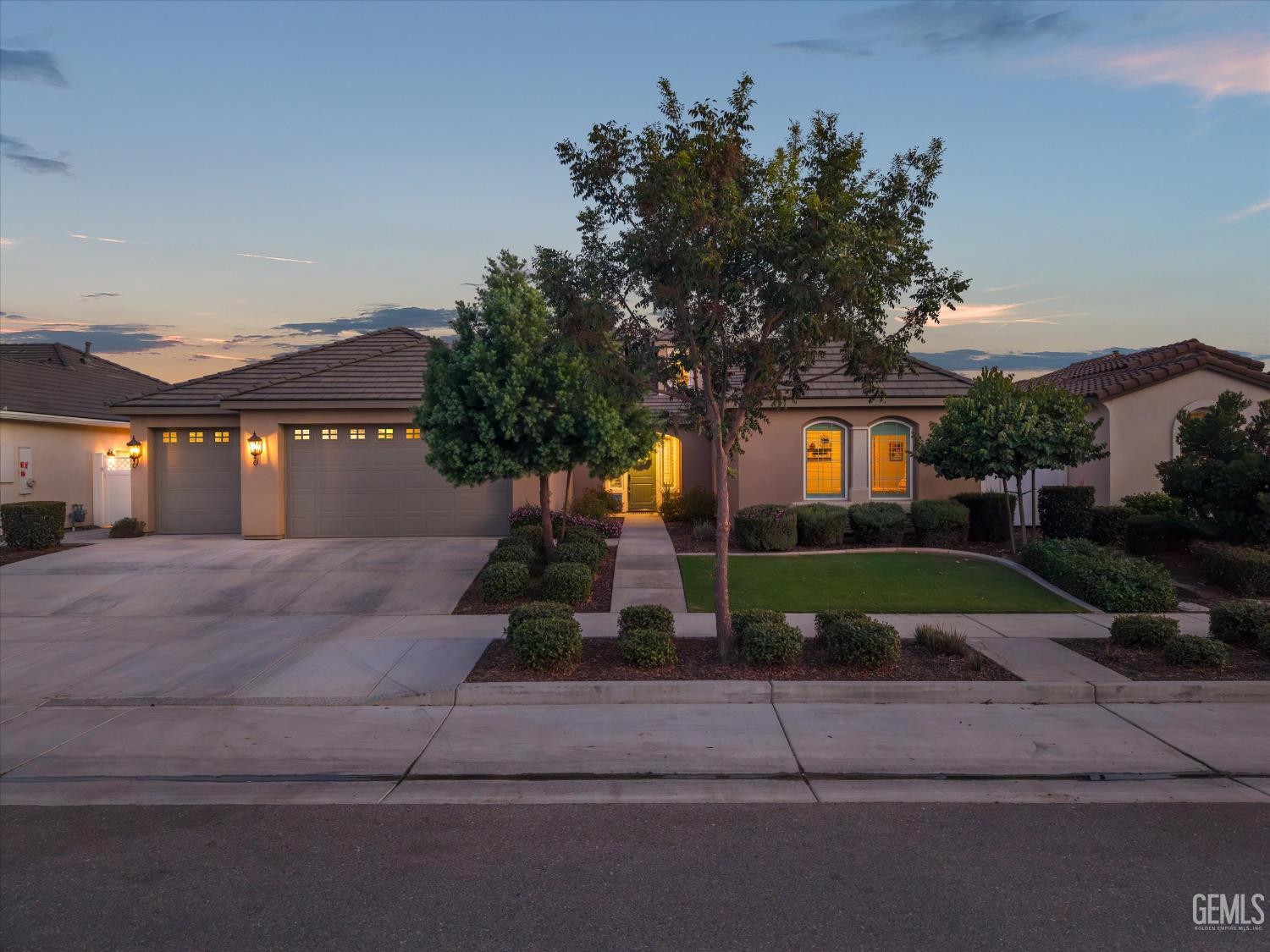 Single Family Residence in Bakersfield, photo 3 of 64