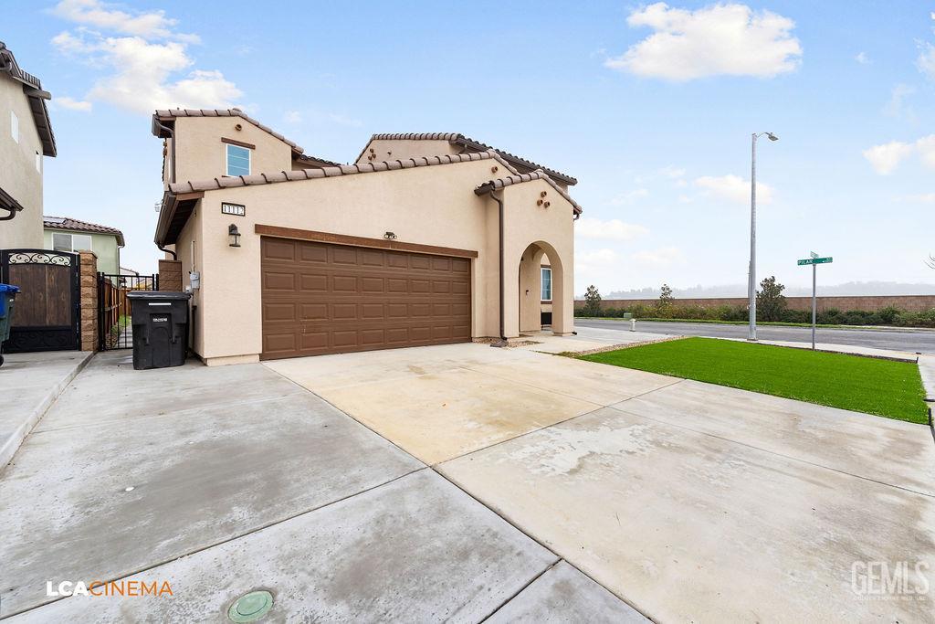 Single Family Residence in Bakersfield, photo 4 of 37