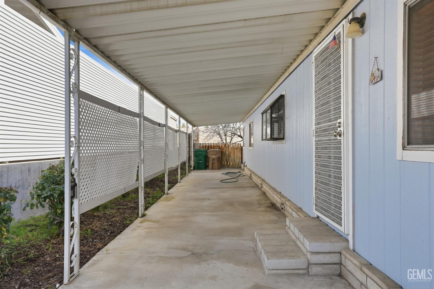 Manufactured Home in Bakersfield, photo 2 of 25
