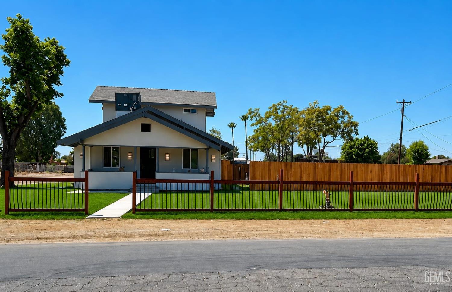 Single Family Residence in Bakersfield, photo 2 of 31