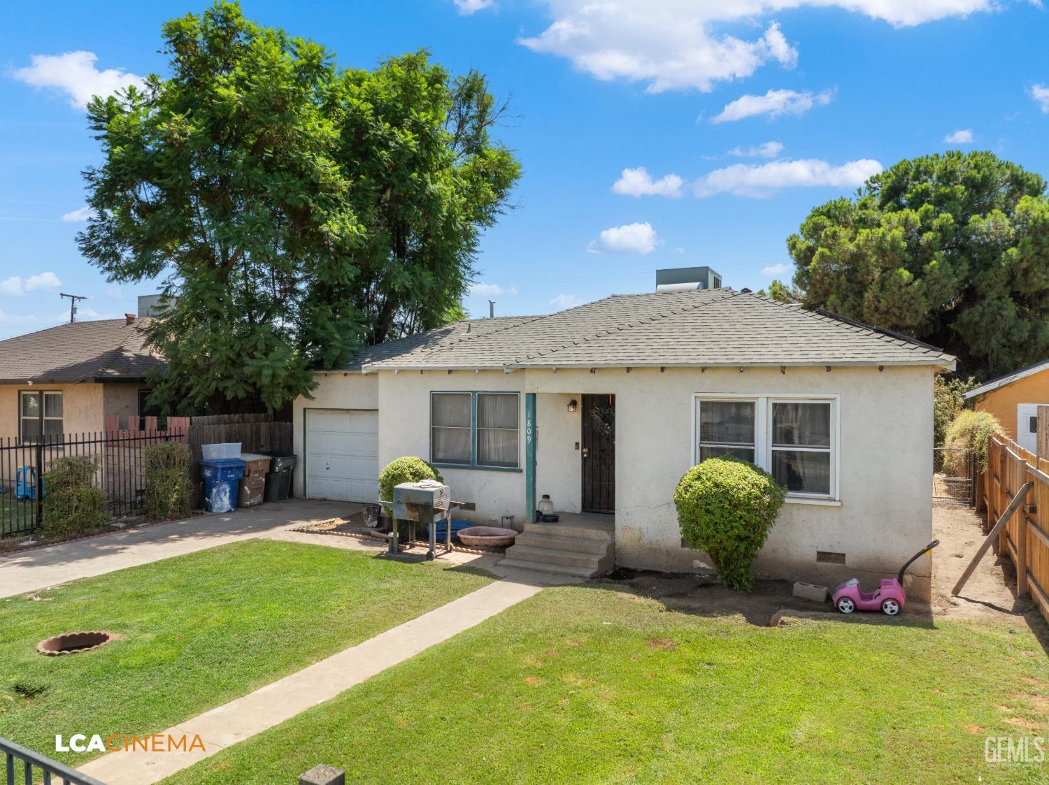 Single Family Residence in Bakersfield, photo 2 of 9