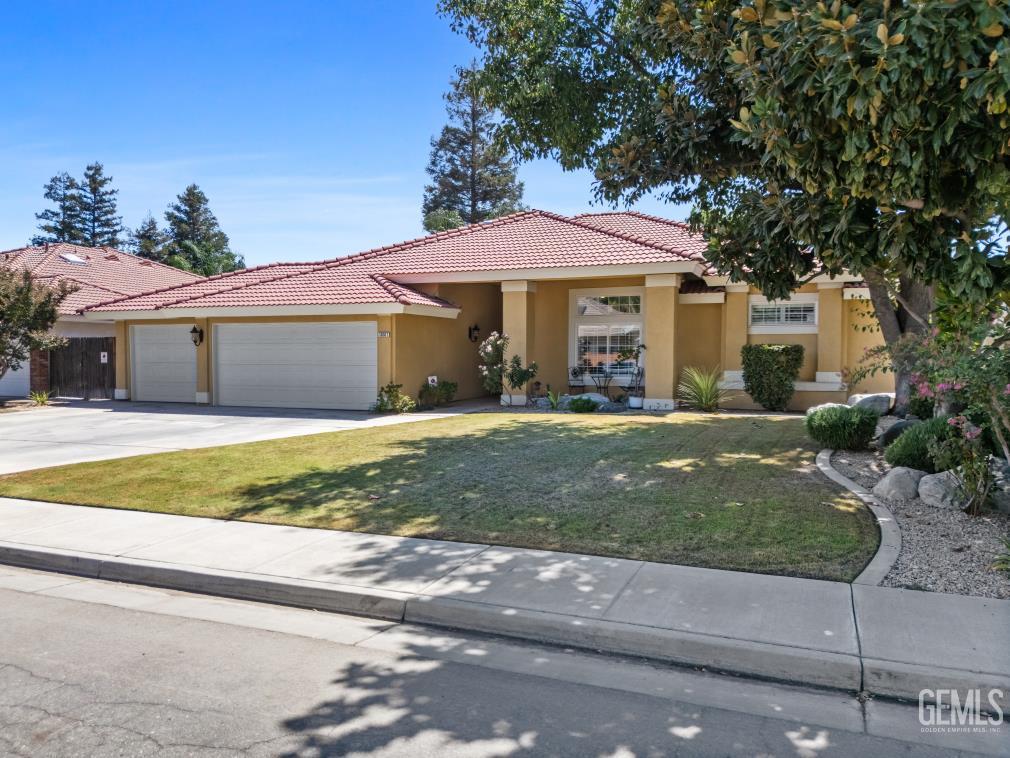 Single Family Residence in Bakersfield, photo 2 of 50