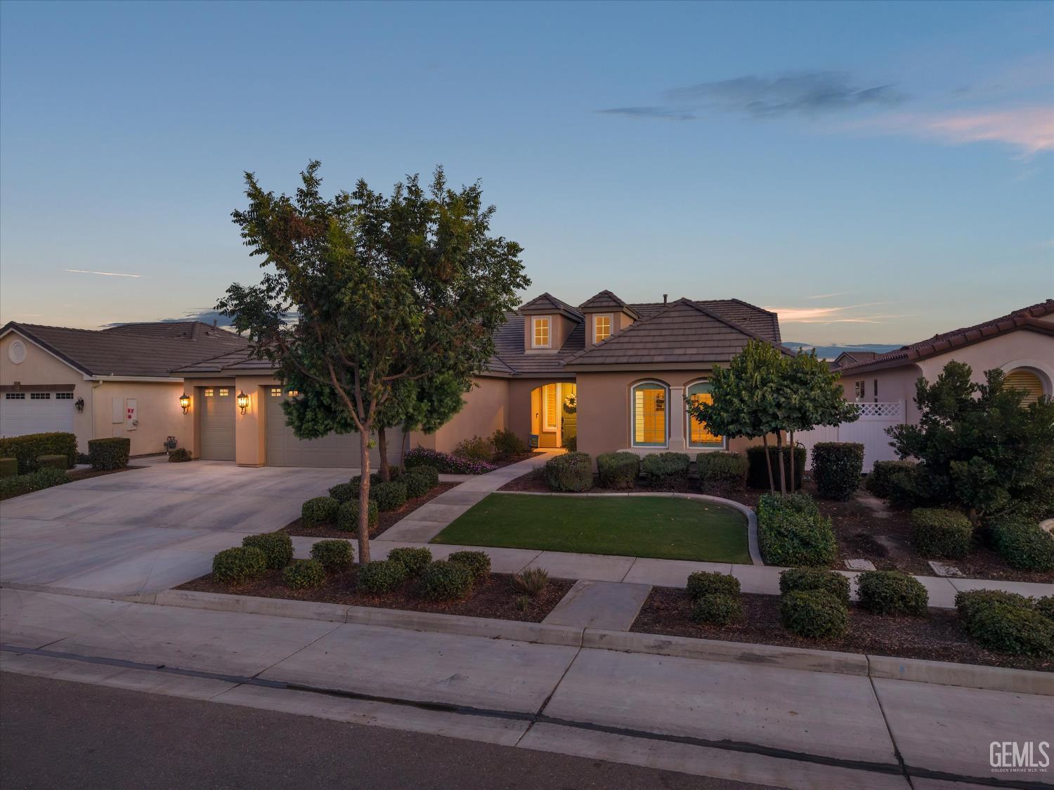 Single Family Residence in Bakersfield, photo 2 of 64