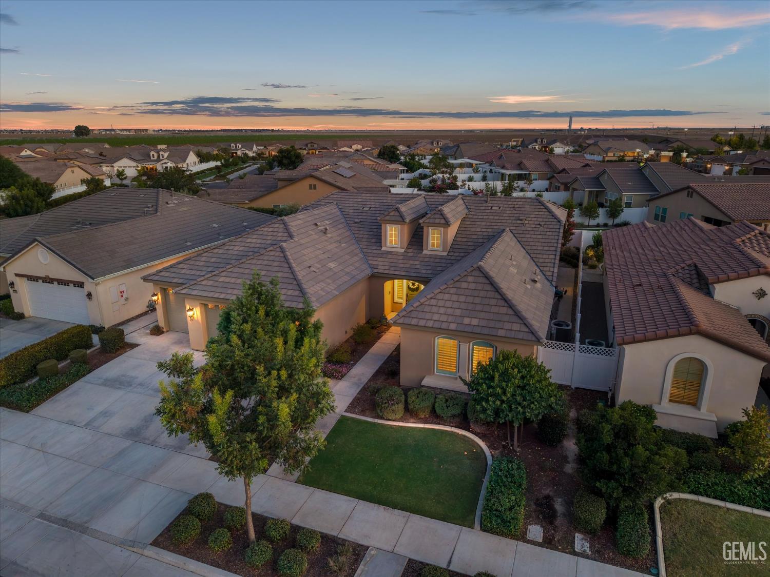 Single Family Residence in Bakersfield, photo 4 of 64