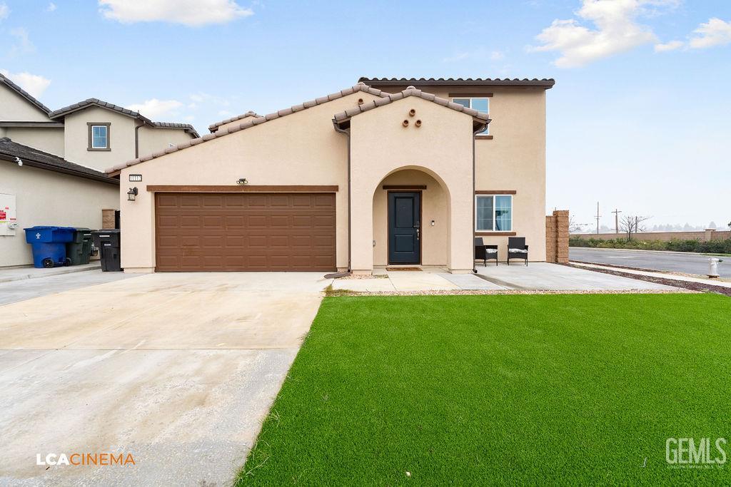 Single Family Residence in Bakersfield, photo 2 of 37