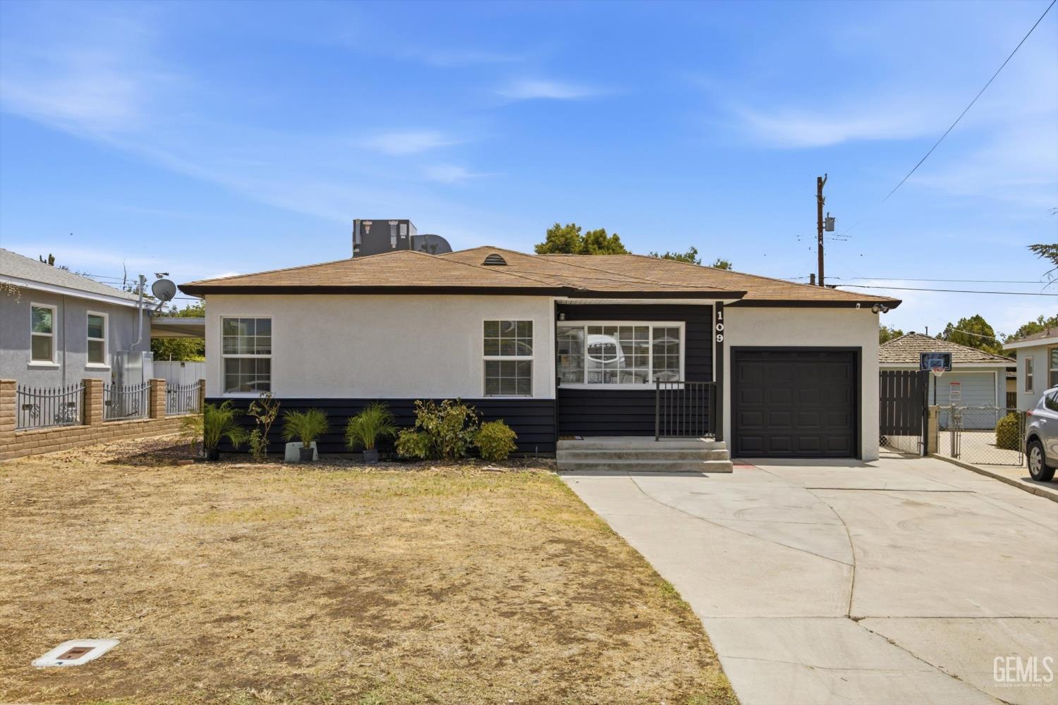 Single Family Residence in Bakersfield, photo 2 of 48