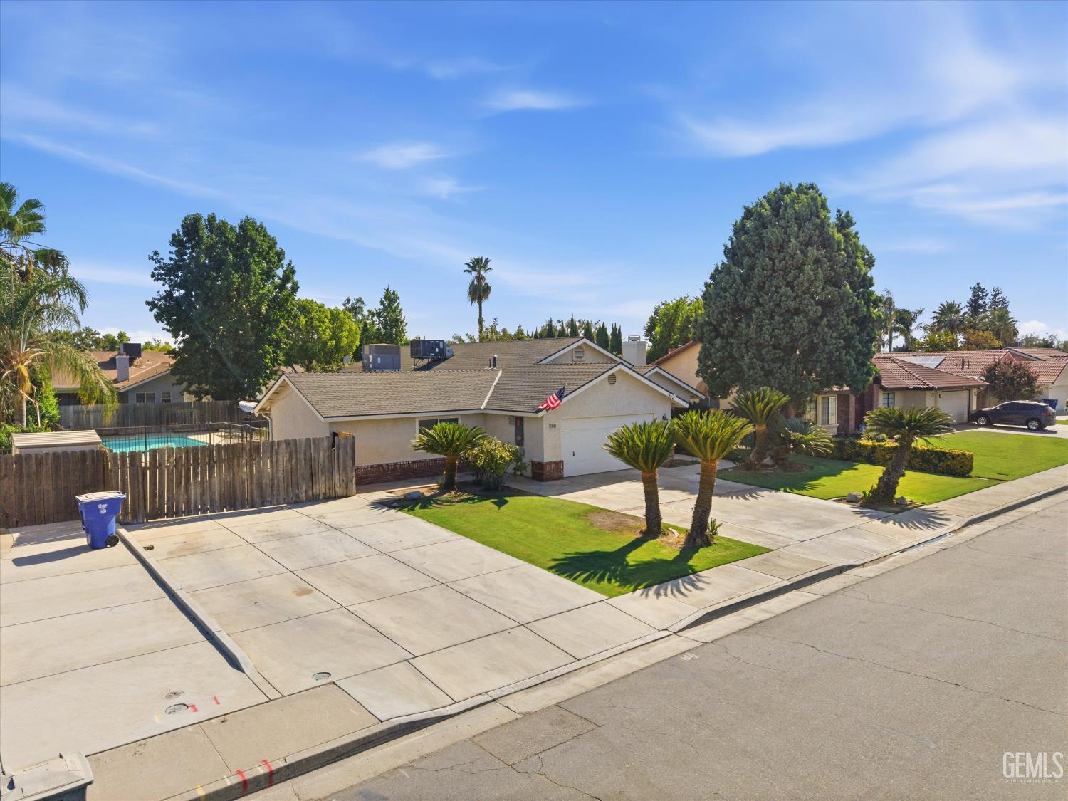 Single Family Residence in Bakersfield, photo 5 of 40