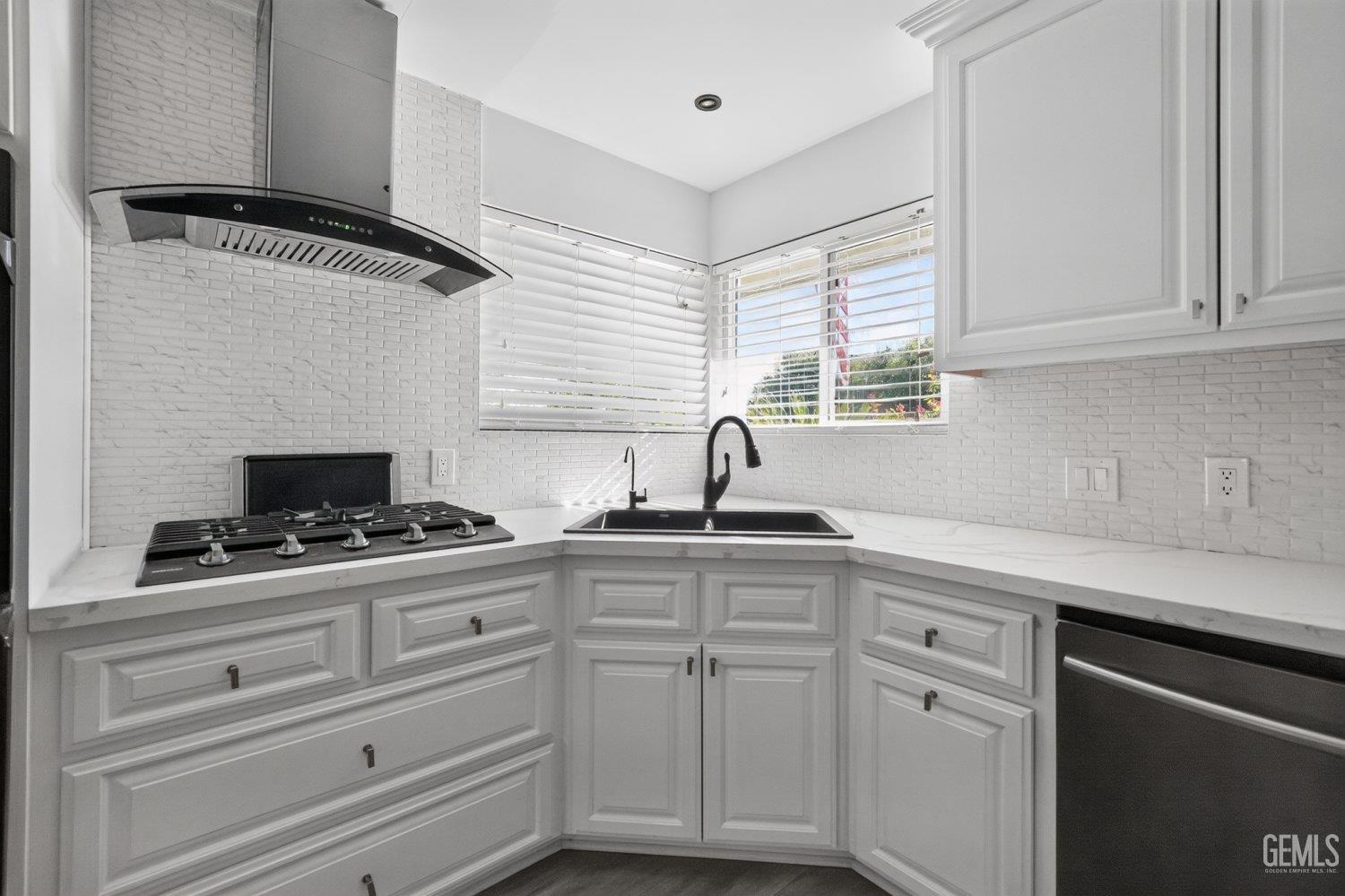 Single Family Residence in Bakersfield, photo 3 of 19