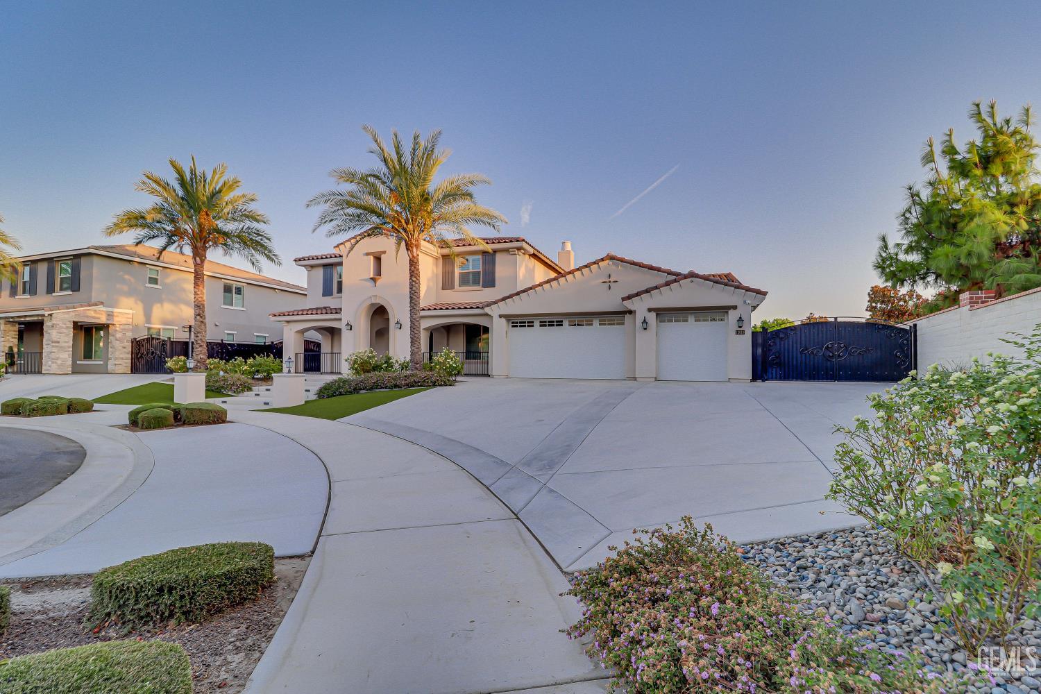 Single Family Residence in Bakersfield, photo 2 of 46