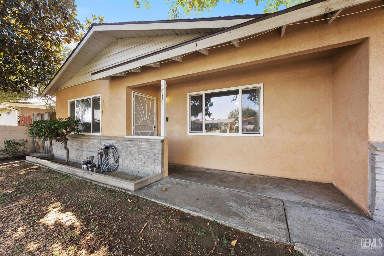 Single Family Residence in Bakersfield, photo 4 of 47