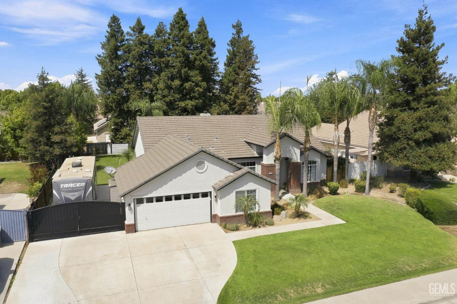 Single Family Residence in Bakersfield, photo 2 of 50