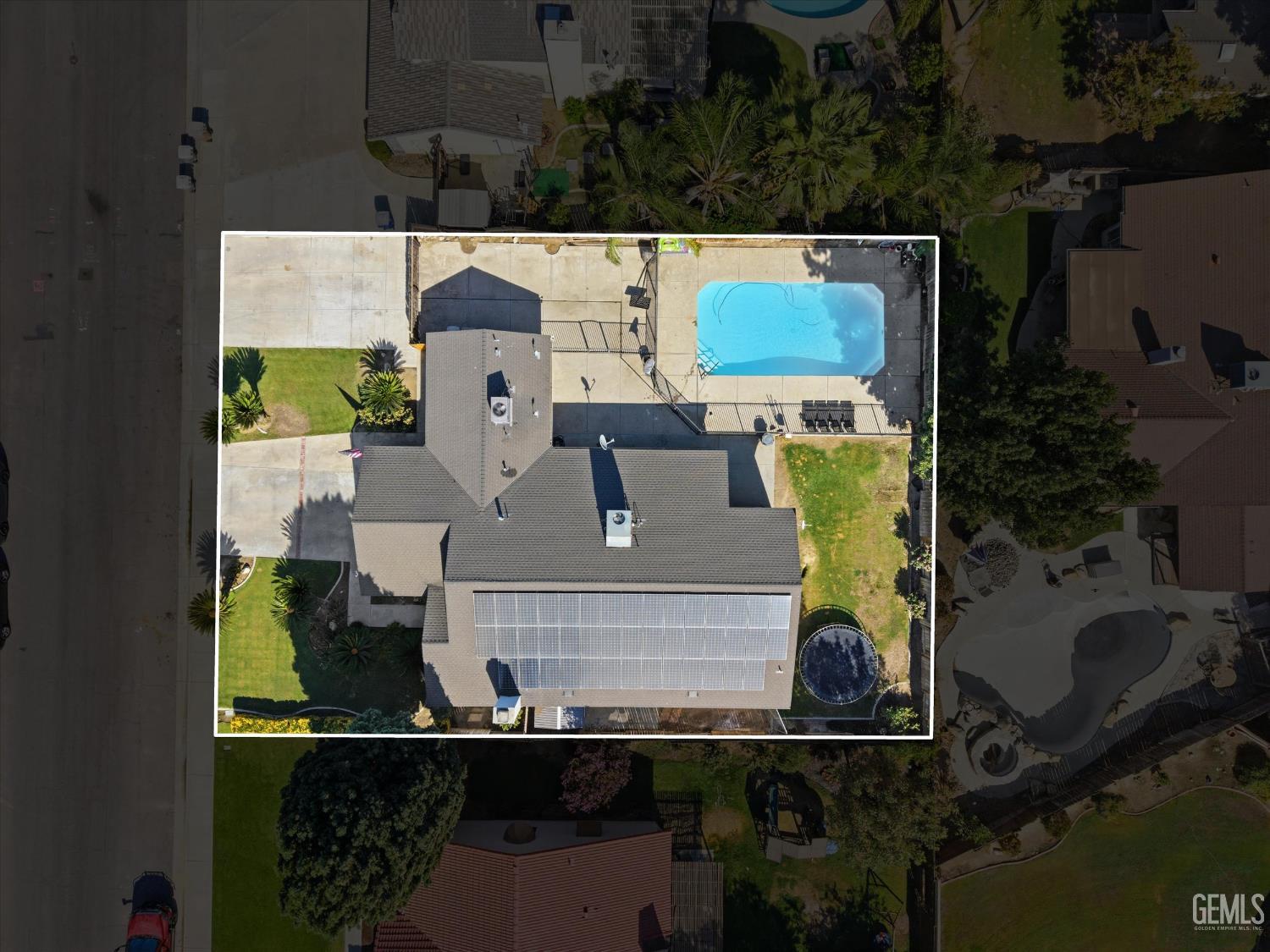 Single Family Residence in Bakersfield, photo 2 of 40
