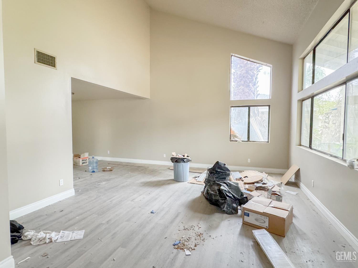 Single Family Residence in Bakersfield, photo 2 of 14