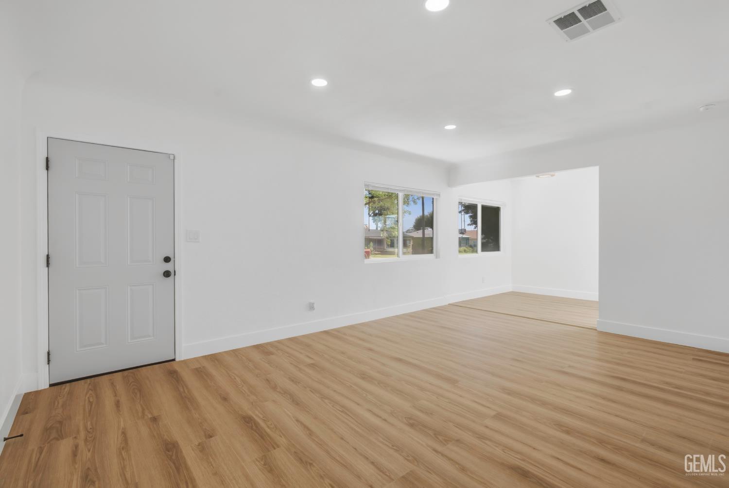 Single Family Residence in Bakersfield, photo 3 of 24