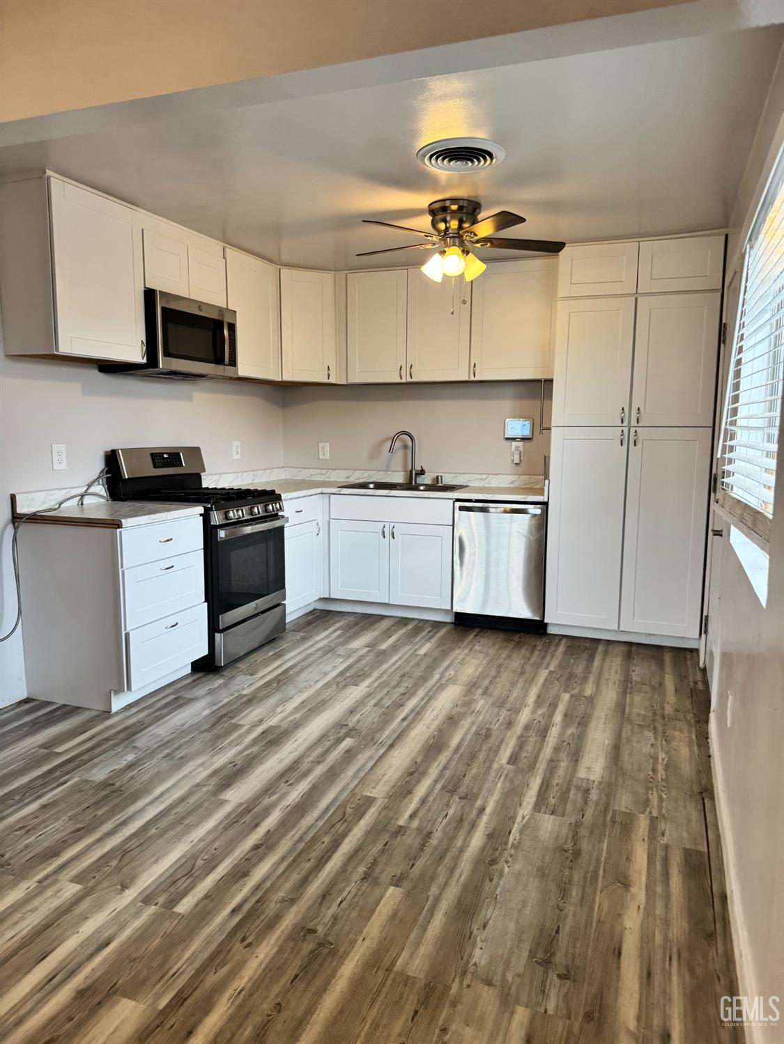 Single Family Residence in Bakersfield, photo 3 of 11