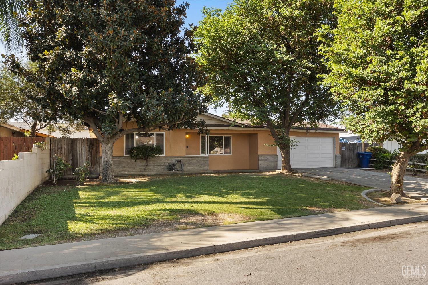 Single Family Residence in Bakersfield, photo 2 of 47