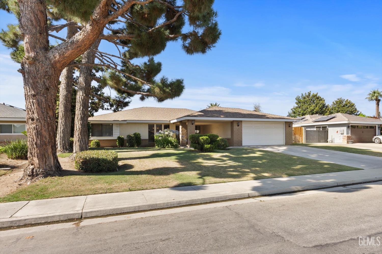 Single Family Residence in Bakersfield, photo 4 of 48