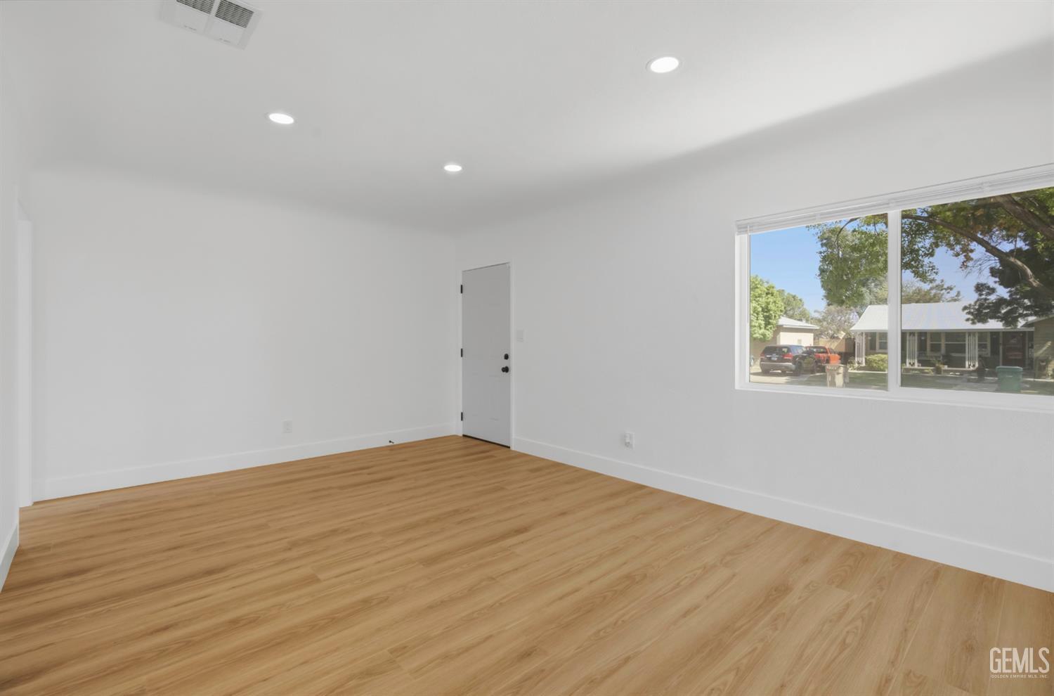 Single Family Residence in Bakersfield, photo 4 of 24
