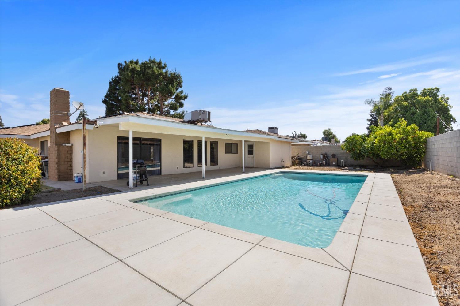Single Family Residence in Bakersfield, photo 2 of 48