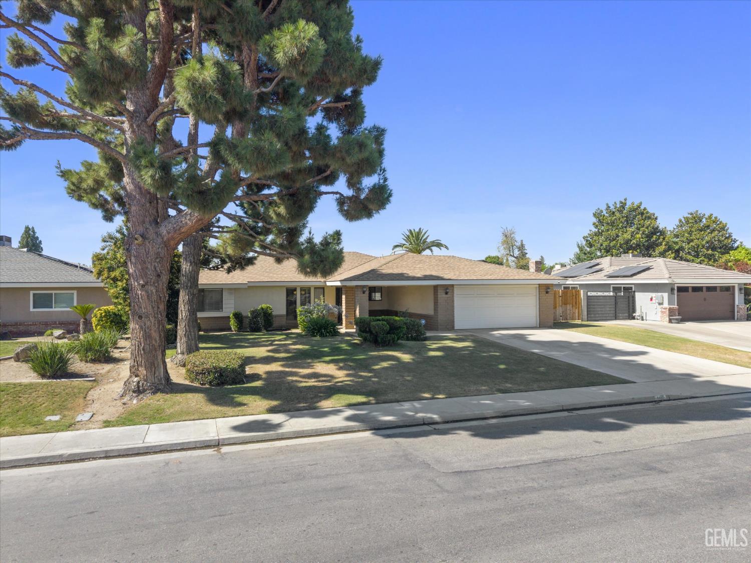 Single Family Residence in Bakersfield, photo 5 of 48