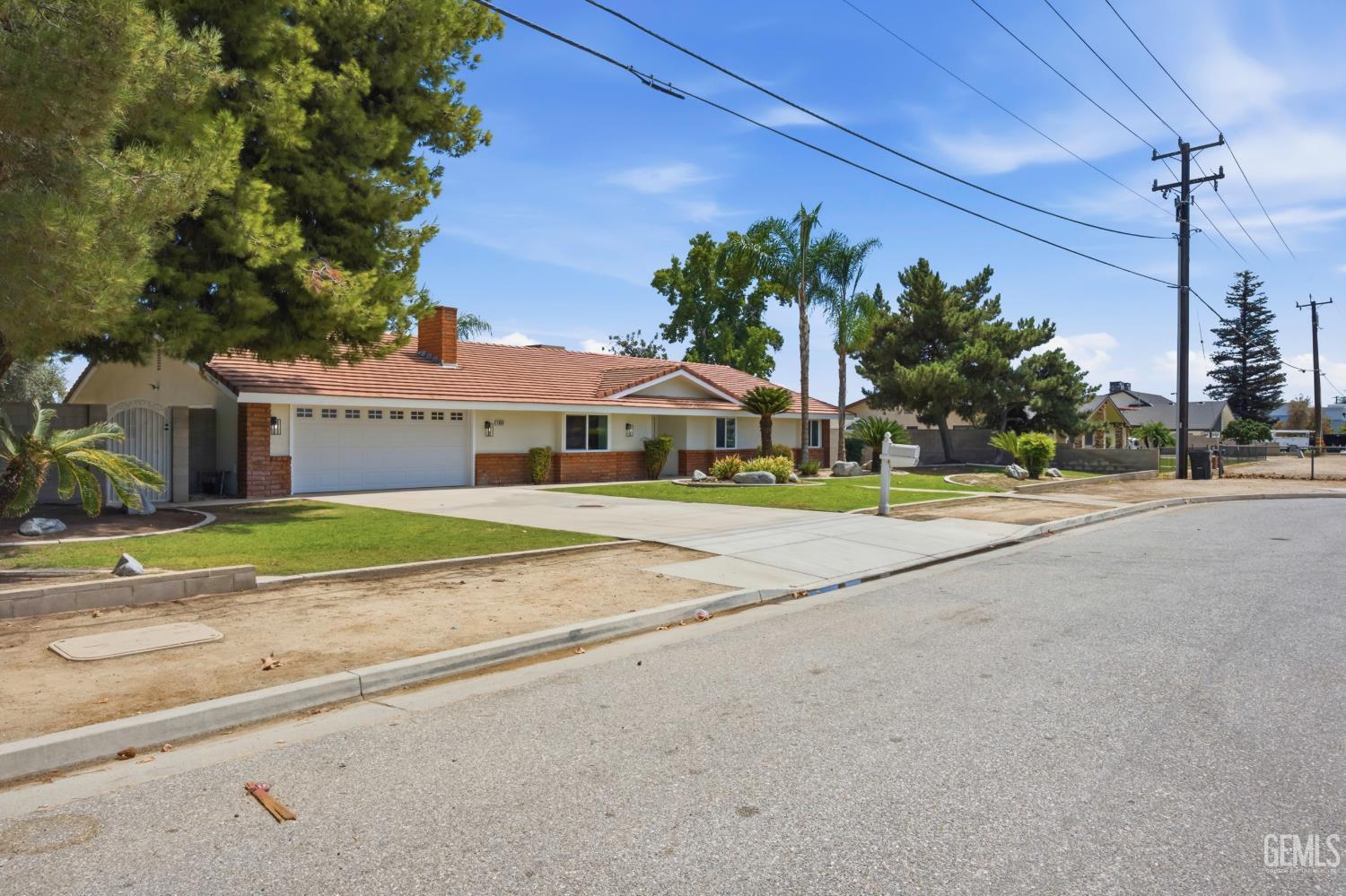 Single Family Residence in Bakersfield, photo 4 of 72