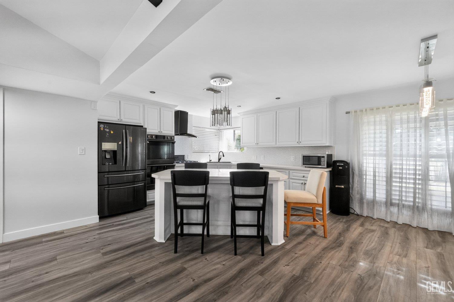 Single Family Residence in Bakersfield, photo 4 of 19