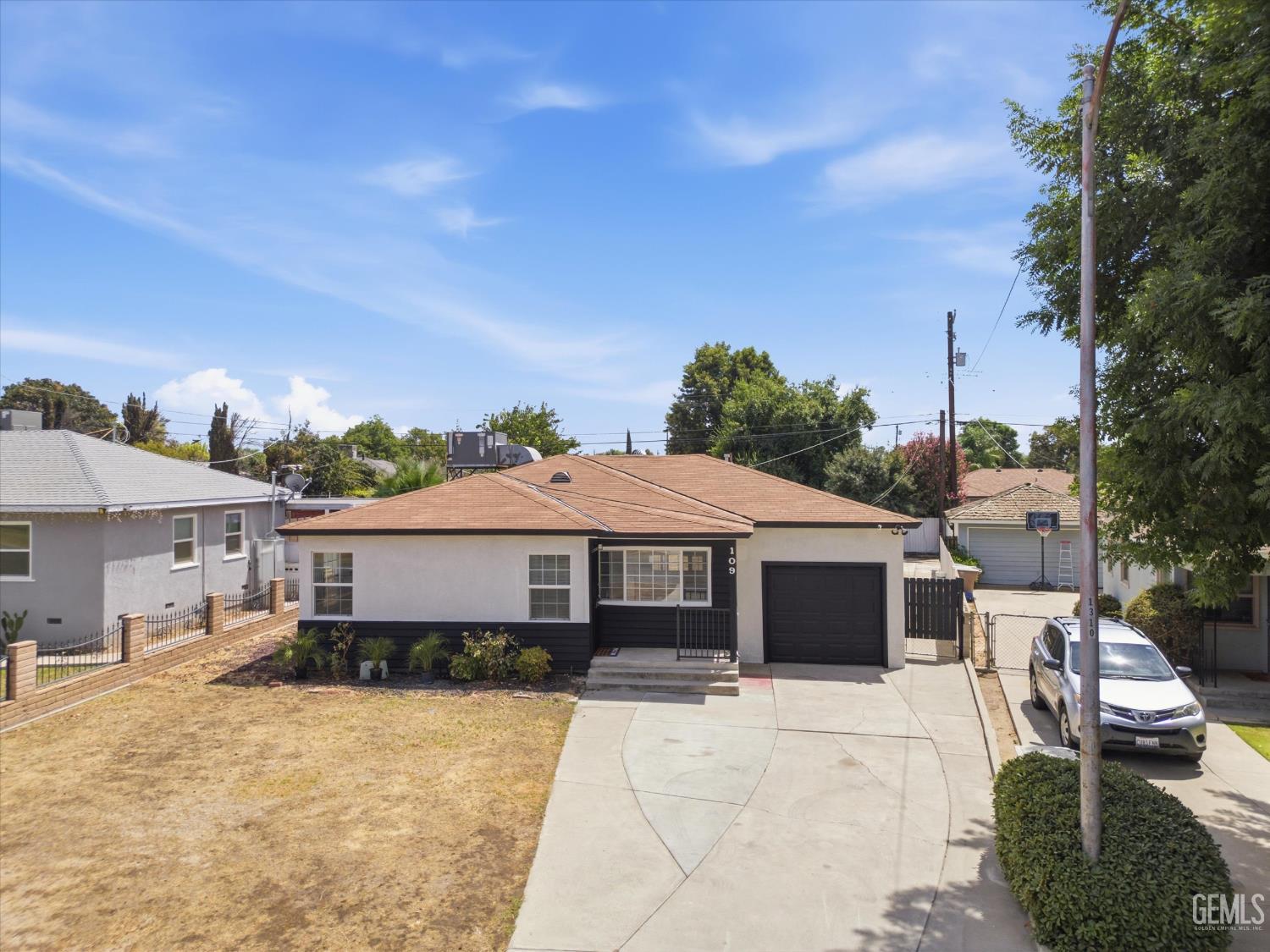 Single Family Residence in Bakersfield, photo 4 of 48
