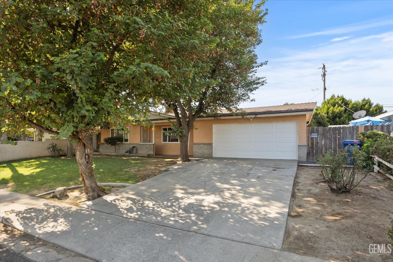 Single Family Residence in Bakersfield, photo 3 of 47