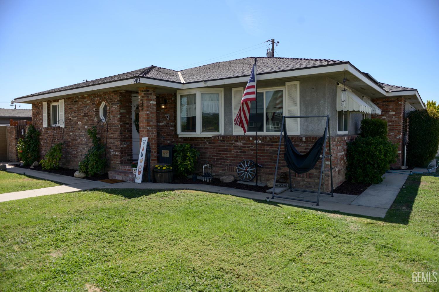 Single Family Residence in Bakersfield, photo 2 of 20