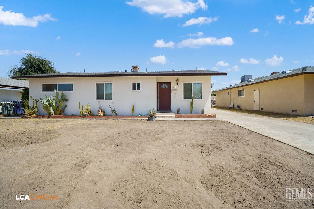 Single Family Residence in Bakersfield, photo 2 of 24