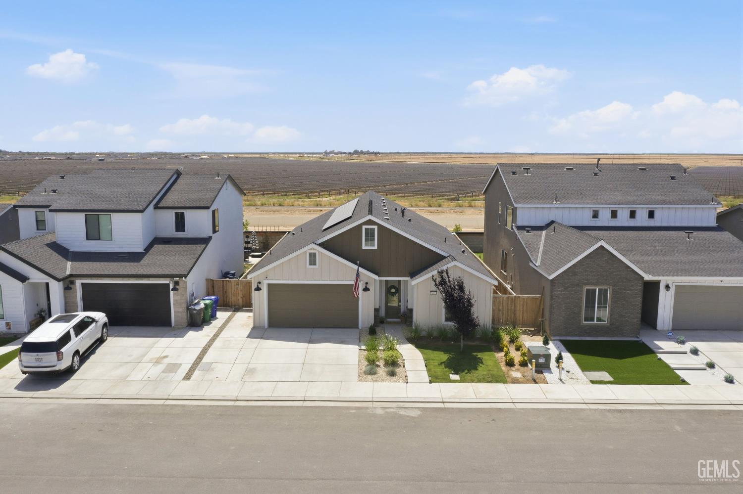Single Family Residence in Shafter, photo 2 of 55